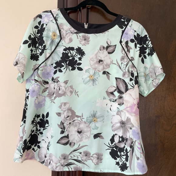 BRAND NEW FLORAL TOP - Picture 1 of 4